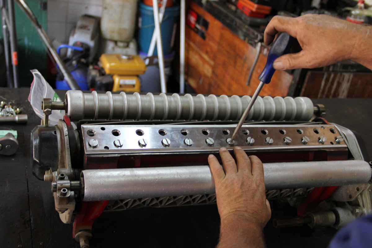 Installing the Reversible Bottom Blade